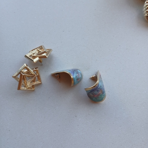 Earrings. 11 Pair Are Pierced And 1 Pair Is Clip On. - Picture 11 of 16